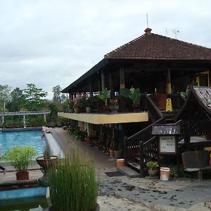 Continent Wonua Monapa Resort Кендари Exterior photo